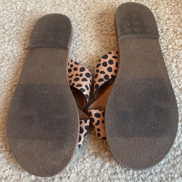 Loft outlet flip flop sandals, great conditions, size 6, animal print - Picture 2 of 2